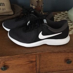 nike revolution 4 ladies